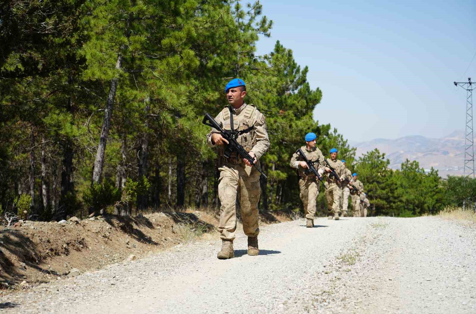 Orman yangınına karşı jandarma komandoların gözü yeşil doğada