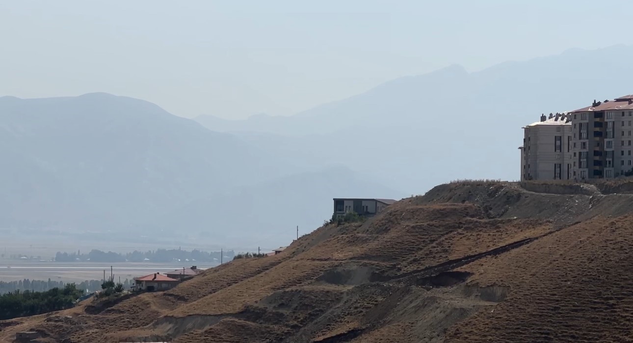 Yüksekova’yı toz bulutu kapladı: Cilo dağları gözden kayboldu
