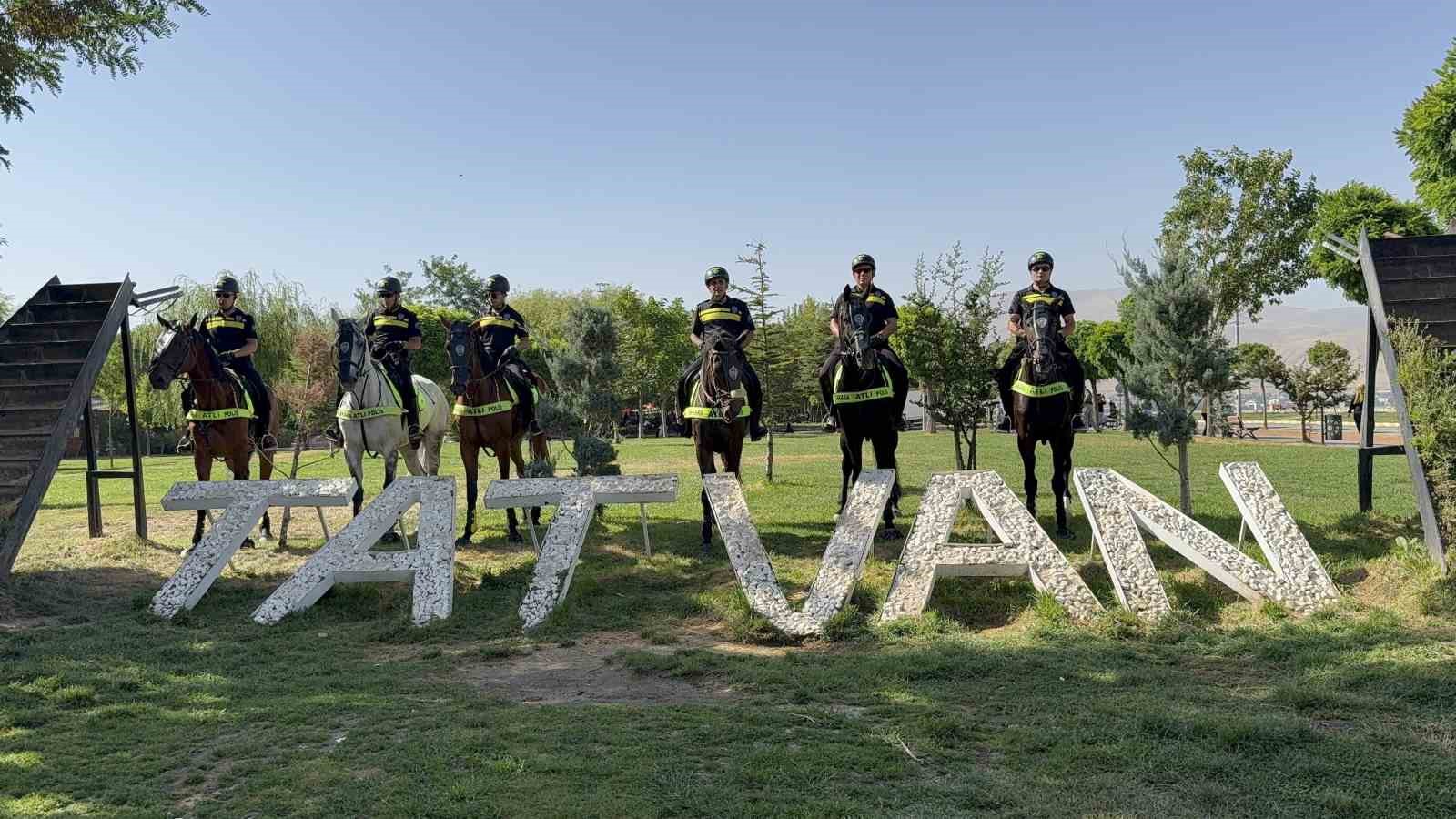 Malazgirt etkinlikleri öncesi atlı polislerden Tatvan’da devriye