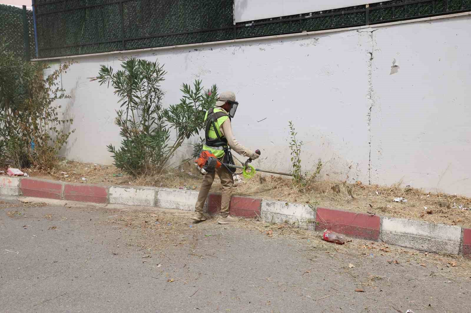Okul bahçelerinde ot biçme çalışması yapılıyor
