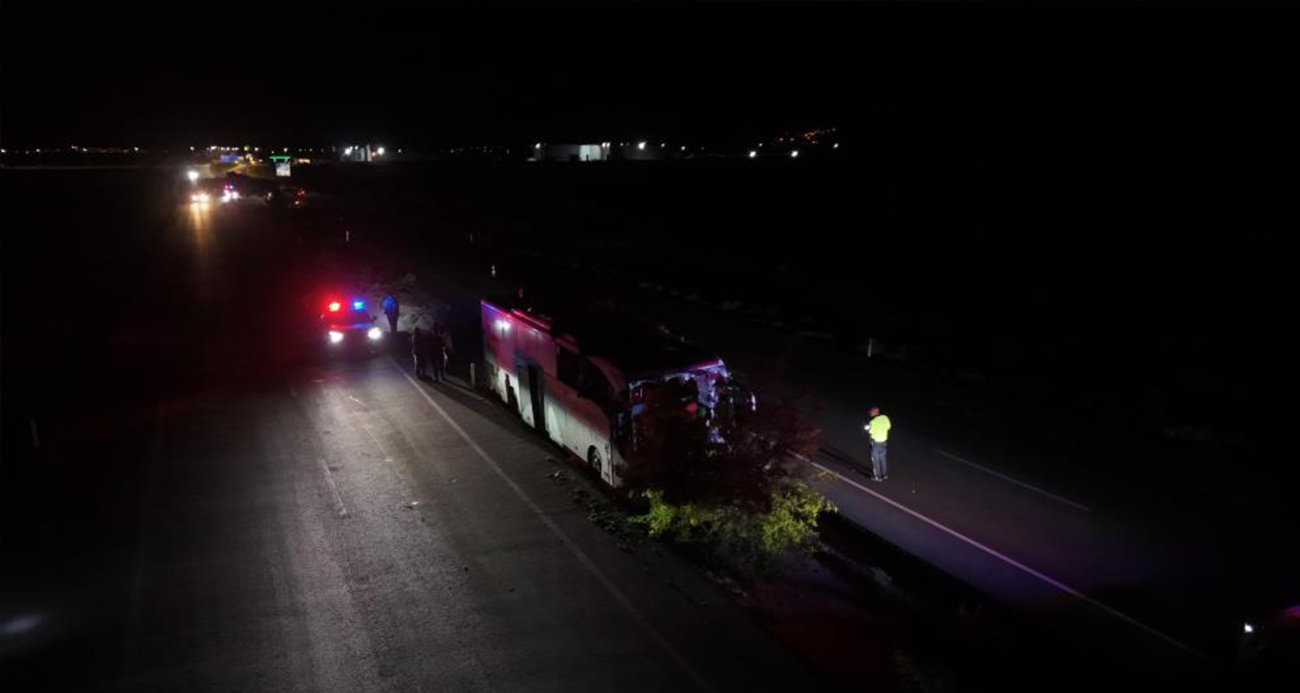 Orta refüje çıkan yolcu otobüsü ağaçları devirdi: 1 ölü, 13 yaralı