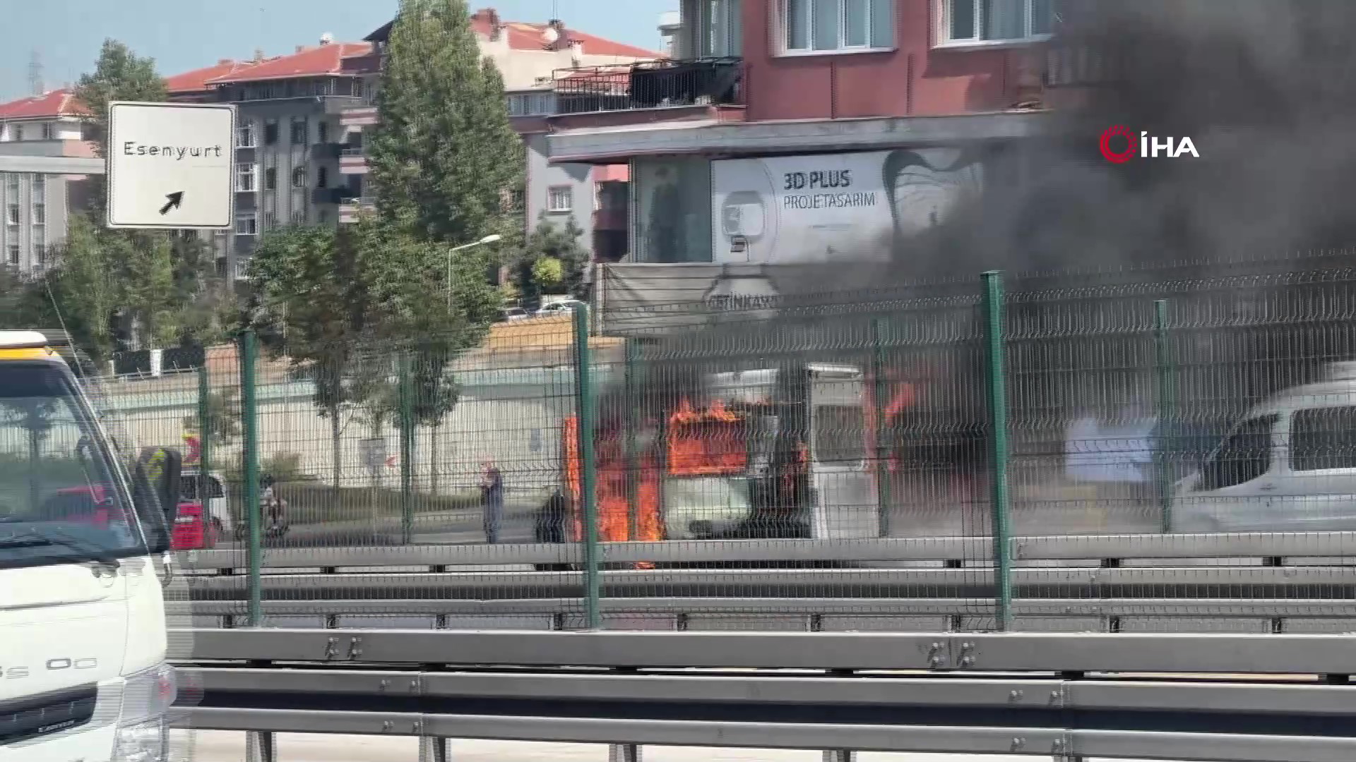 Esenyurt’ta alev alev yanan kamyonet, E-5’te sürücüsüz ilerledi