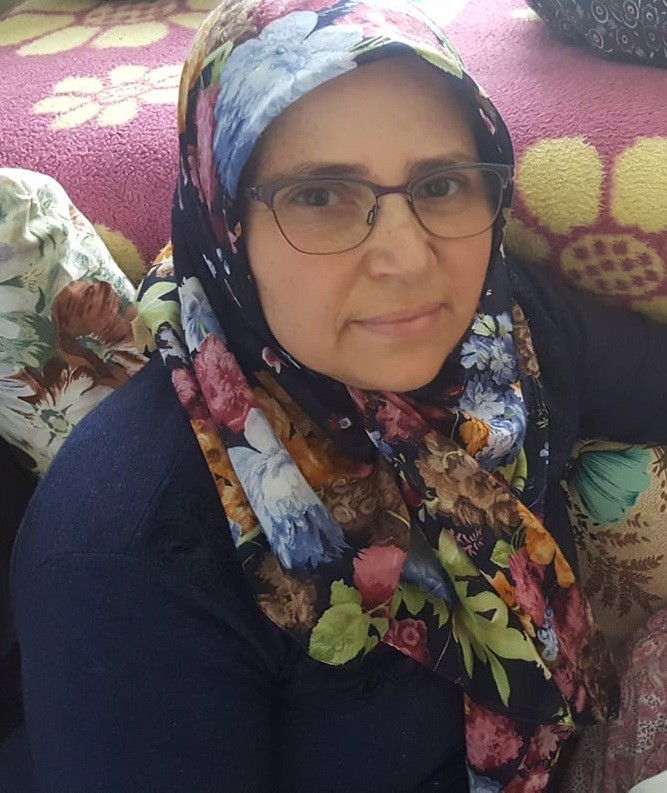 Sahipsiz köpeklerden kaçarken aracın altında kaldı