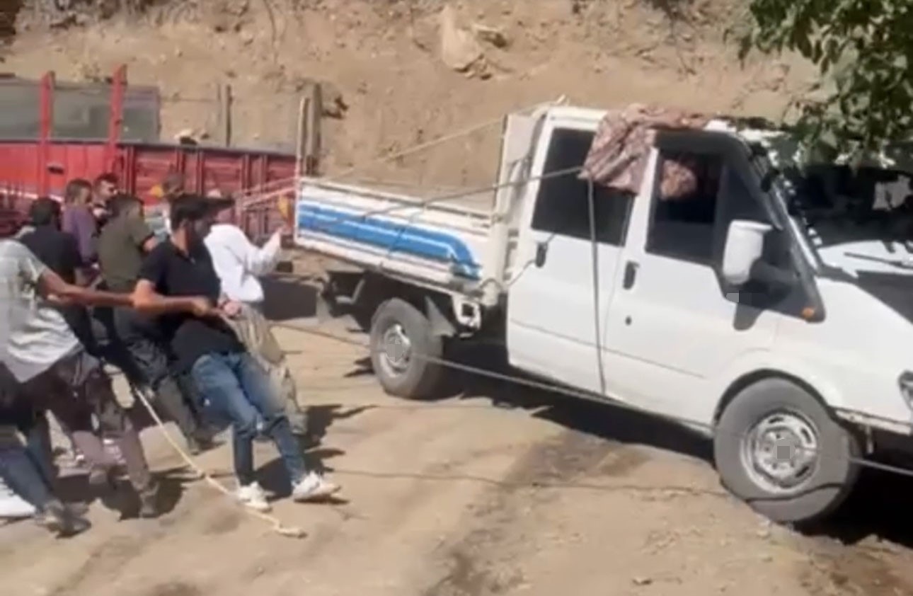 Şemdinli’de halatlı kurtarma operasyonu: Kamyonet uçurumun kenarından kurtarıldı