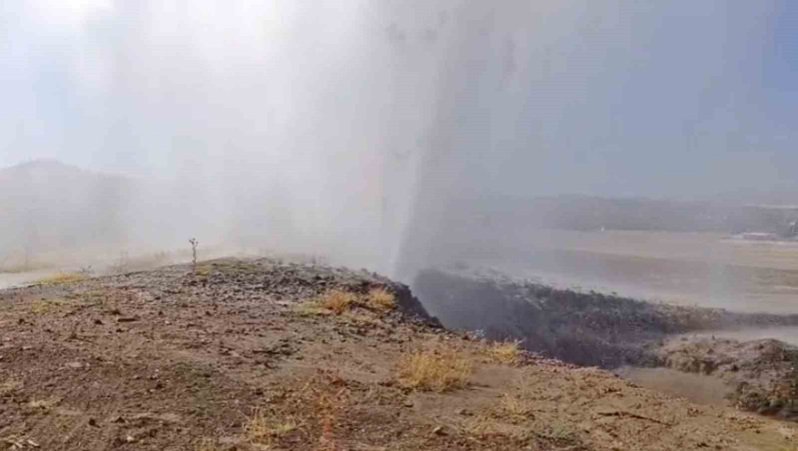 Su borusu patladı, tonlarca su çevreye aktı