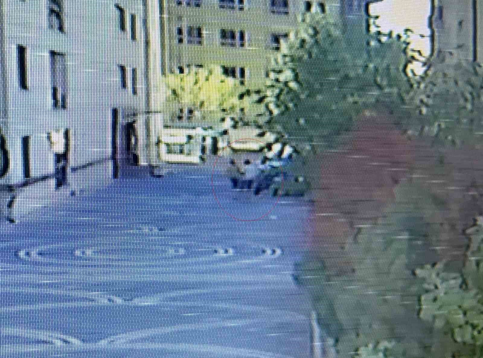 Karısı tarafından iki yerinden bıçaklandı: Yaralı kocanın tepki dahi vermediği dehşet anı kamerada