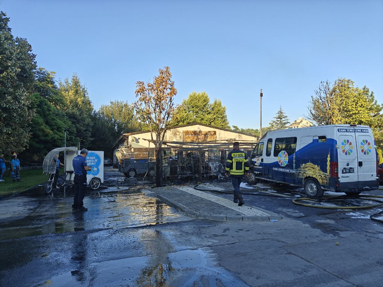 Belediyenin temizlik araçları küle döndü