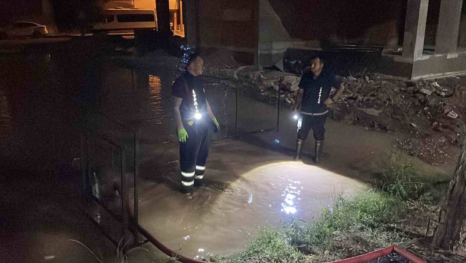 Sivas’ta ana hat su borusu patladı, belediye ekipleri müdahale etti