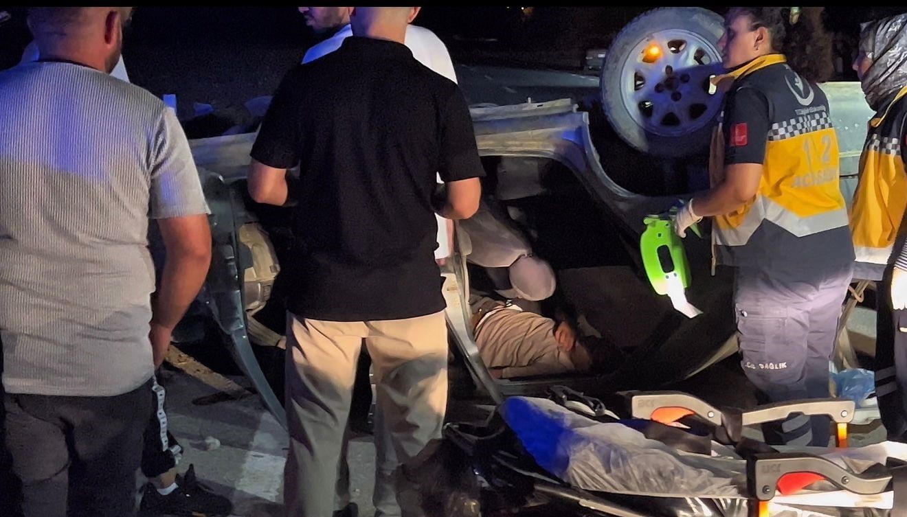 Takla atan otomobilde sıkışan sürücüyü itfaiye ekipleri kurtardı