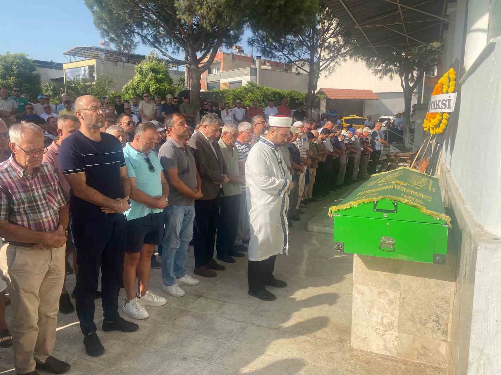 Bıçaklı saldırıda hayatını kaybeden taksi şoförü toprağa verildi