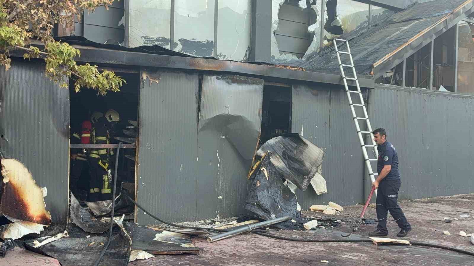 Kayseri’de yangın depoyu küle çevirdi