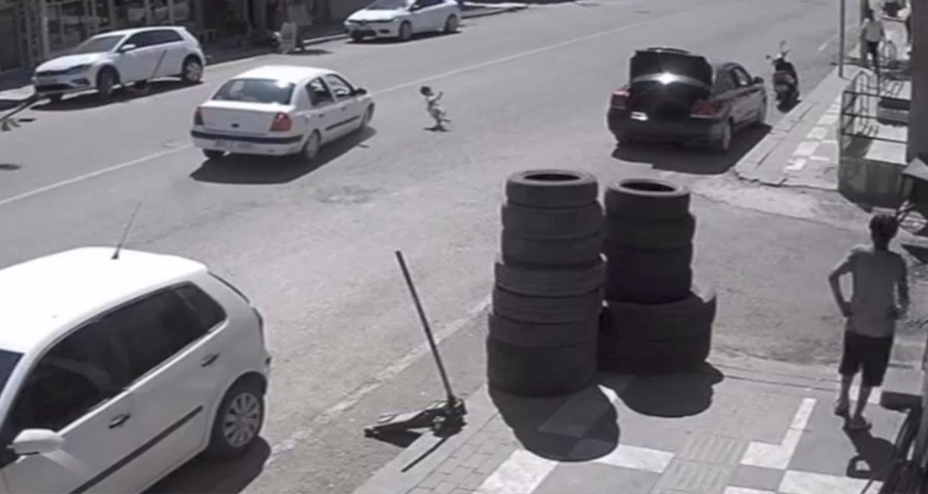 Anne ve babasından kaçan çocuğa otomobil çarptı