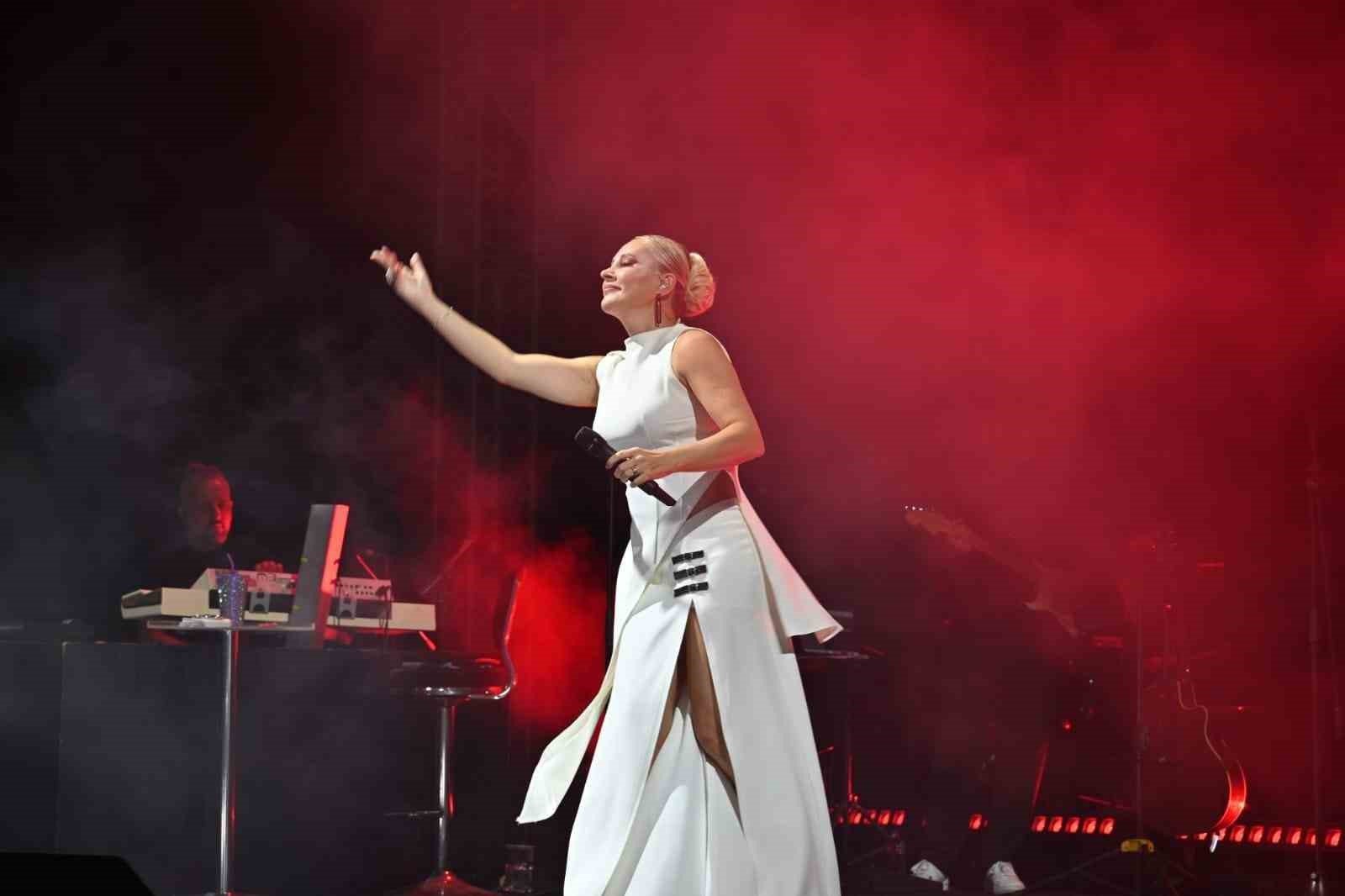 Karacabey’de Funda Arar rüzgarı