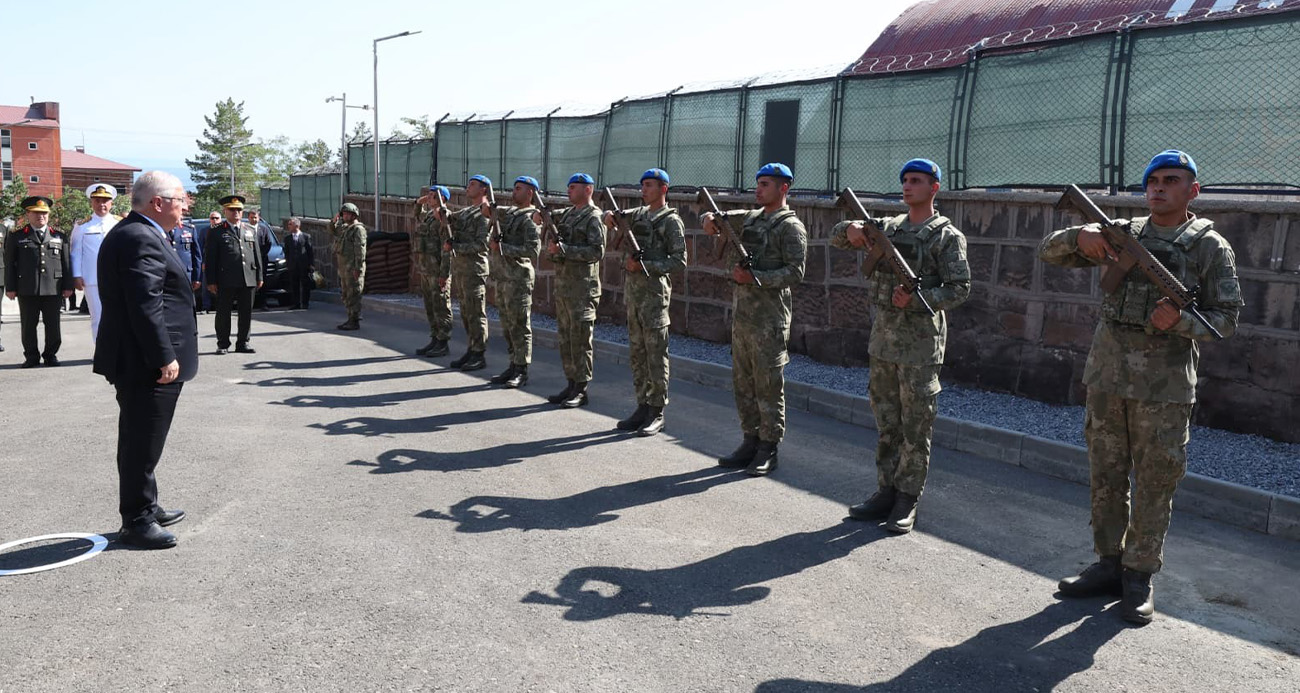 Bakan Güler, Bitlis Ahlat Komando Tabur Komutanlığını ziyaret etti