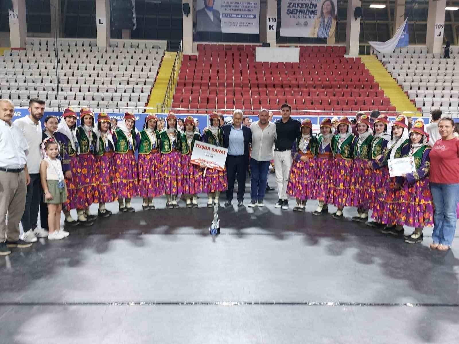 Van Halkoyunları ekibi Türkiye ikincisi oldu