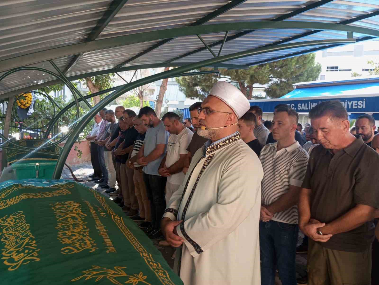 İzmir’de kazada hayatını kaybeden çift Manisa’da toprağa verildi