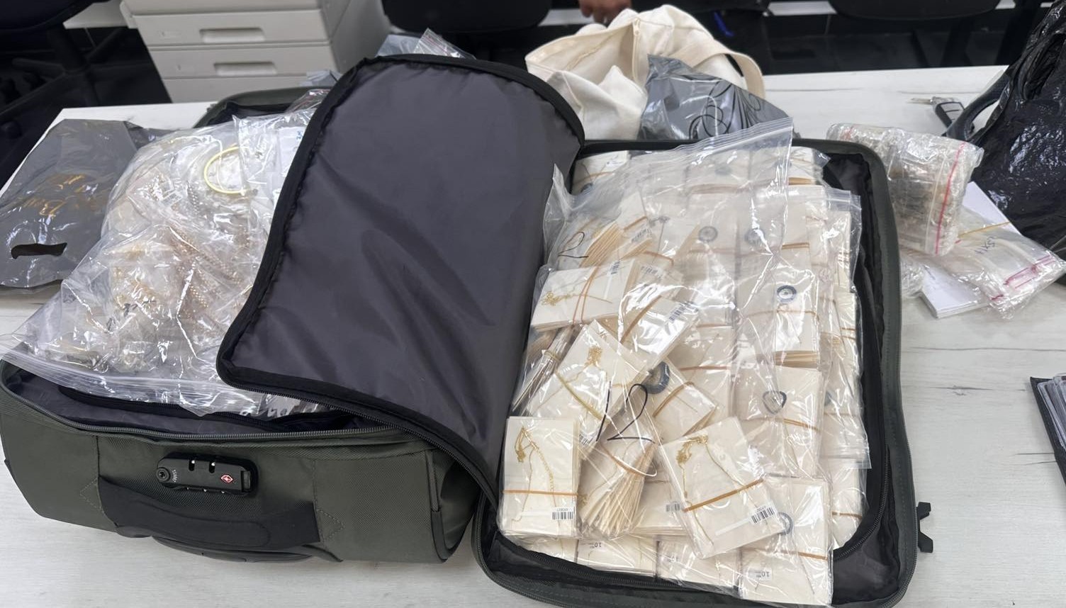 Bulgaristan gümrüğünde 16 bin Euro değerindeki altın ve gümüş eşya ele geçirildi