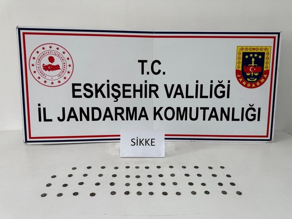 Tarihi eser kaçakçısı çantasındaki sikkelerle yakalandı