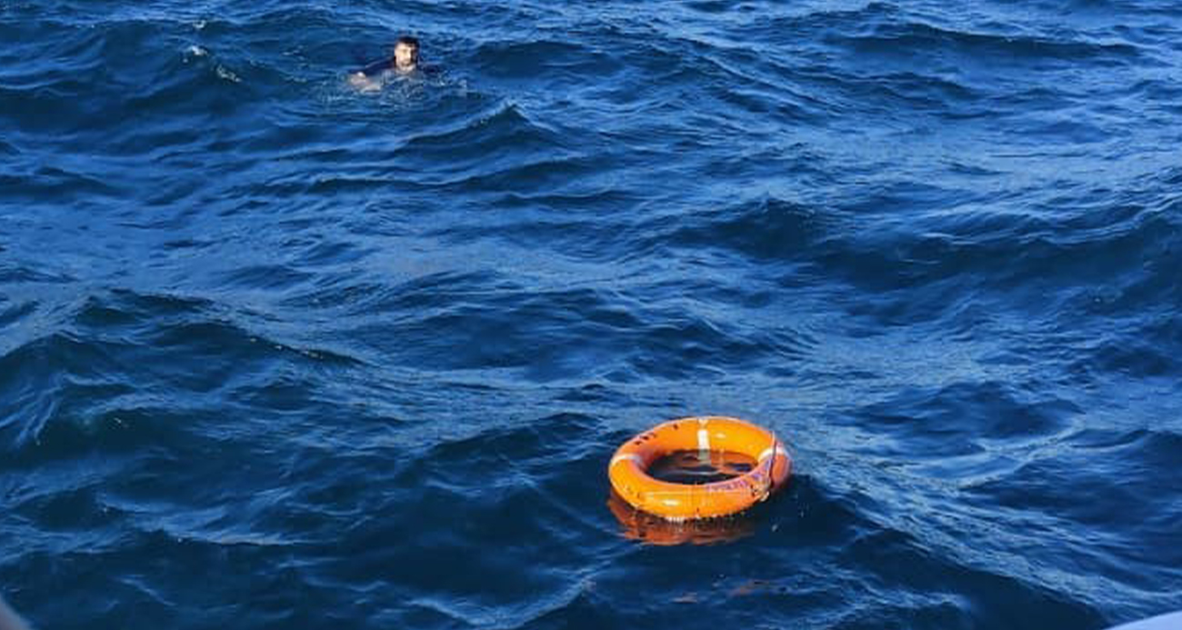 Boğulmak üzereyken vapurdaki yolcular fark etti, kurtarıldı