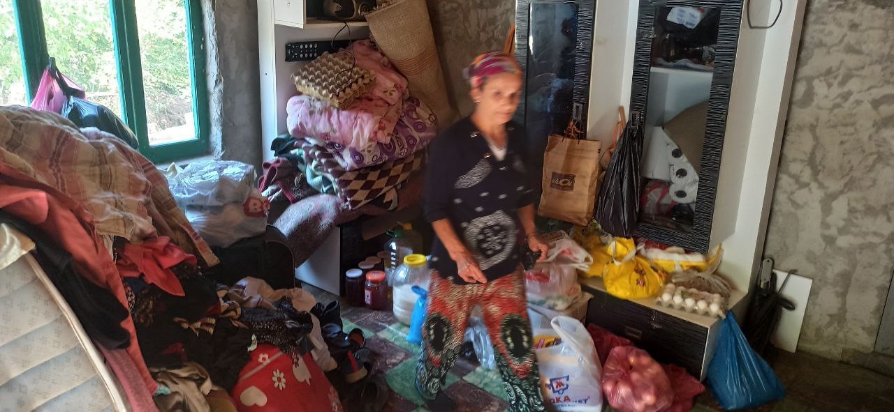 Devrekli çift yıkılmak üzere olan evde hayat mücadelesi veriyor