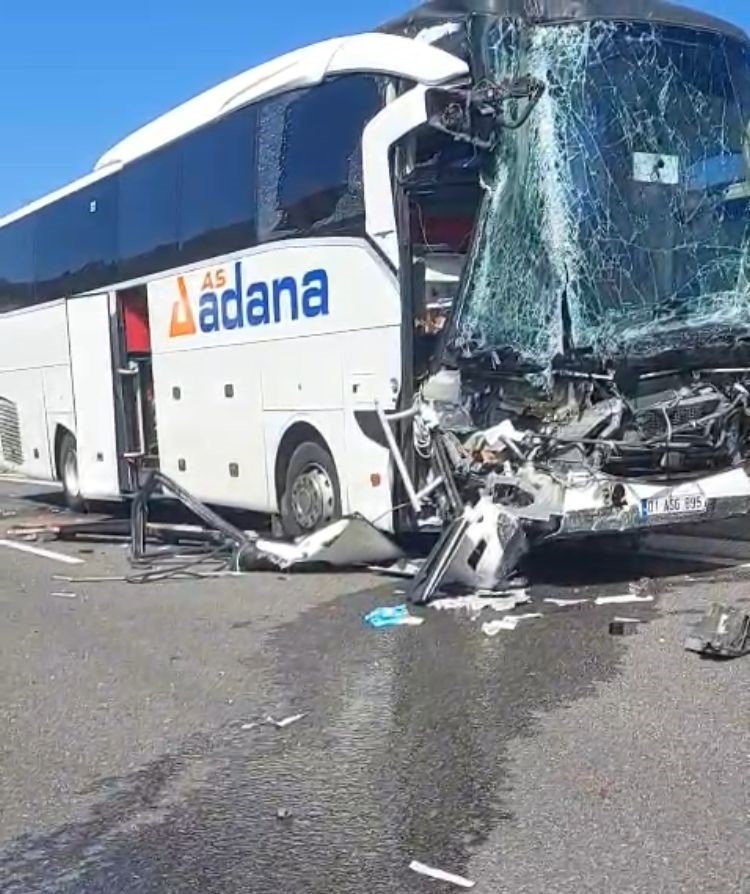 Mersin’de biri otobüs üç aracın karıştığı kaza ucuz atlatıldı