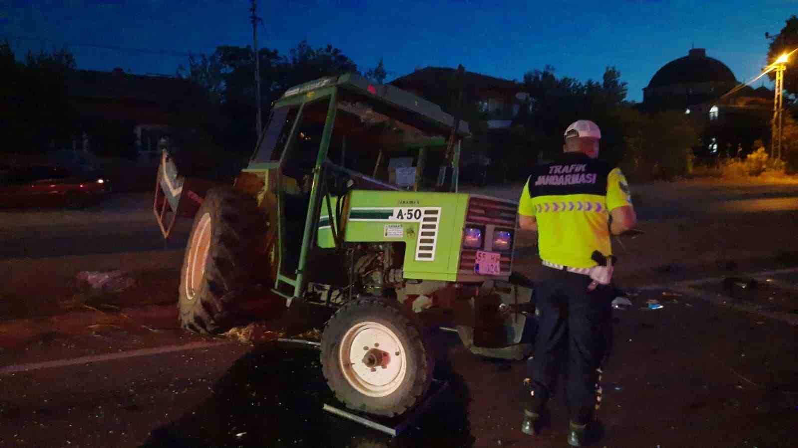 Samsun’da otomobil ile traktör çarpıştı: 3 yaralı