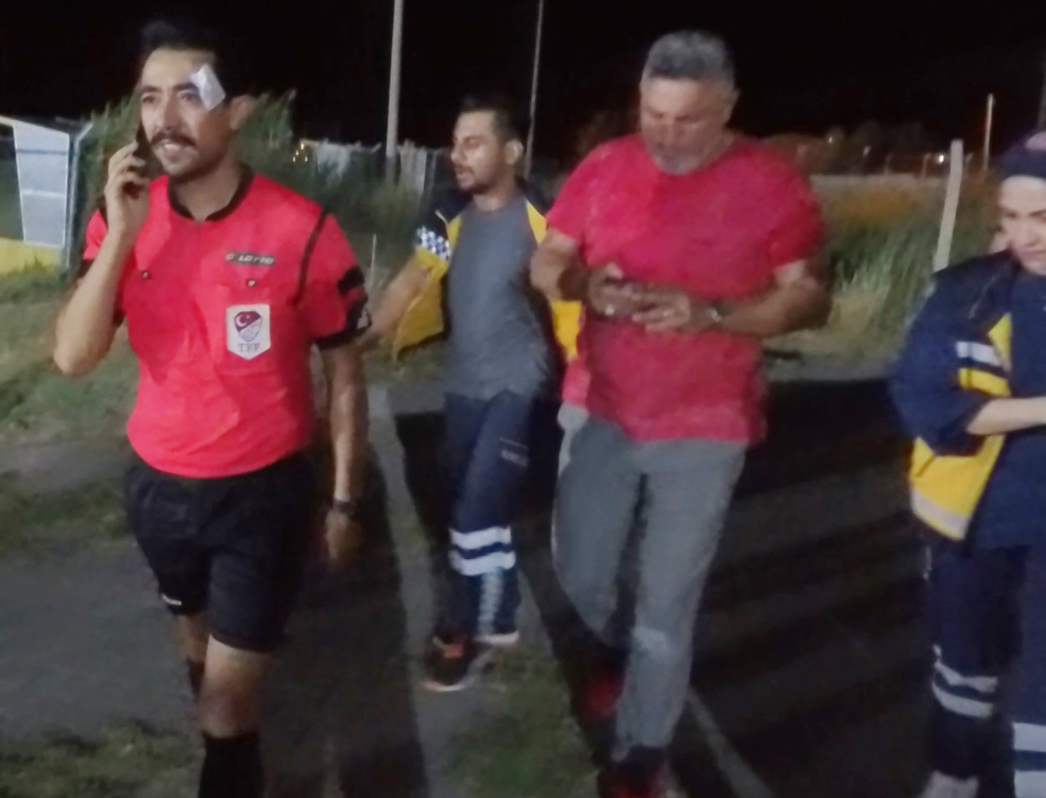 Hakem kırmızı kart gösterdi, futbolcu yumrukladı