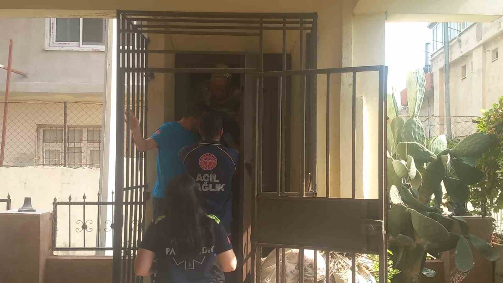 Asansörde mahsur kalan yaşlı kadın ve çocuğu itfaiye kurtardı