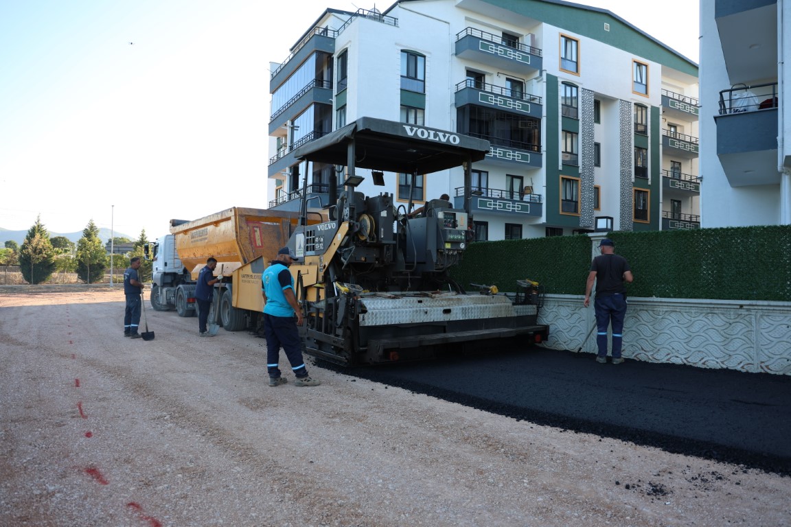 Kartepe’de asfalt atağı
