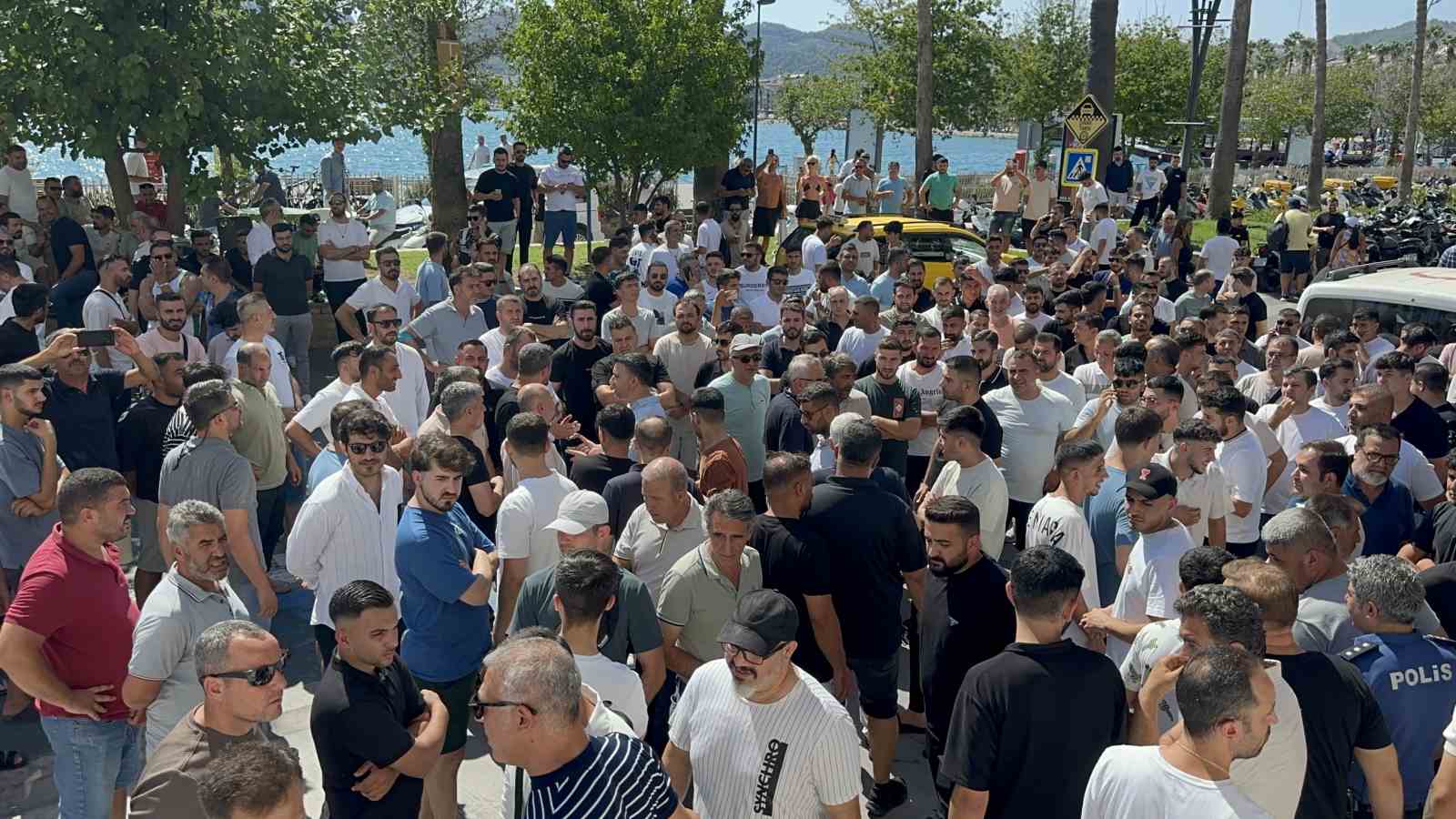Marmaris’te Kapalıçarşı esnafı kesilen cezaları protesto etti