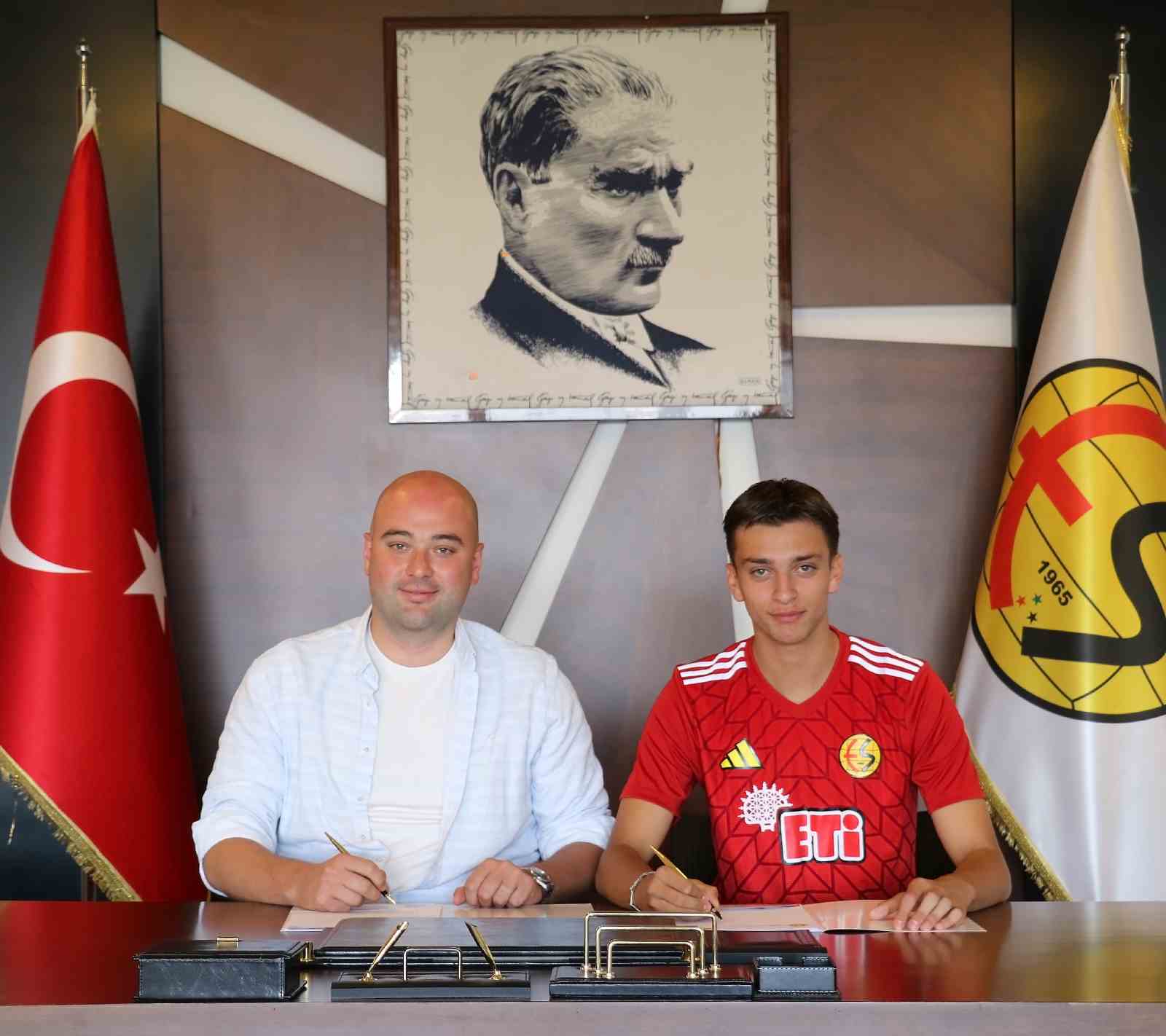 Eskişehirspor genç sporcu ile profesyonel sözleşme imzaladı