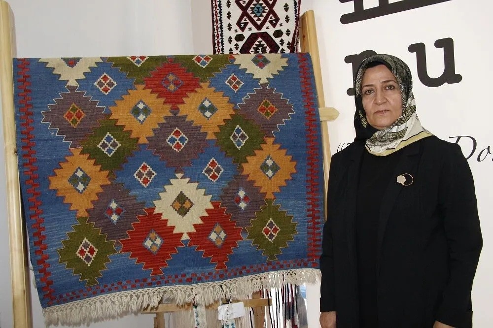 Van kilim motifleri hediyelik eşyalara yansıtıldı