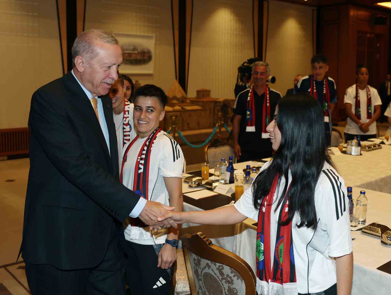 Cumhurbaşkanı Erdoğan, Yüksekovaspor Kadın Futbol Takımı’nı kabul etti