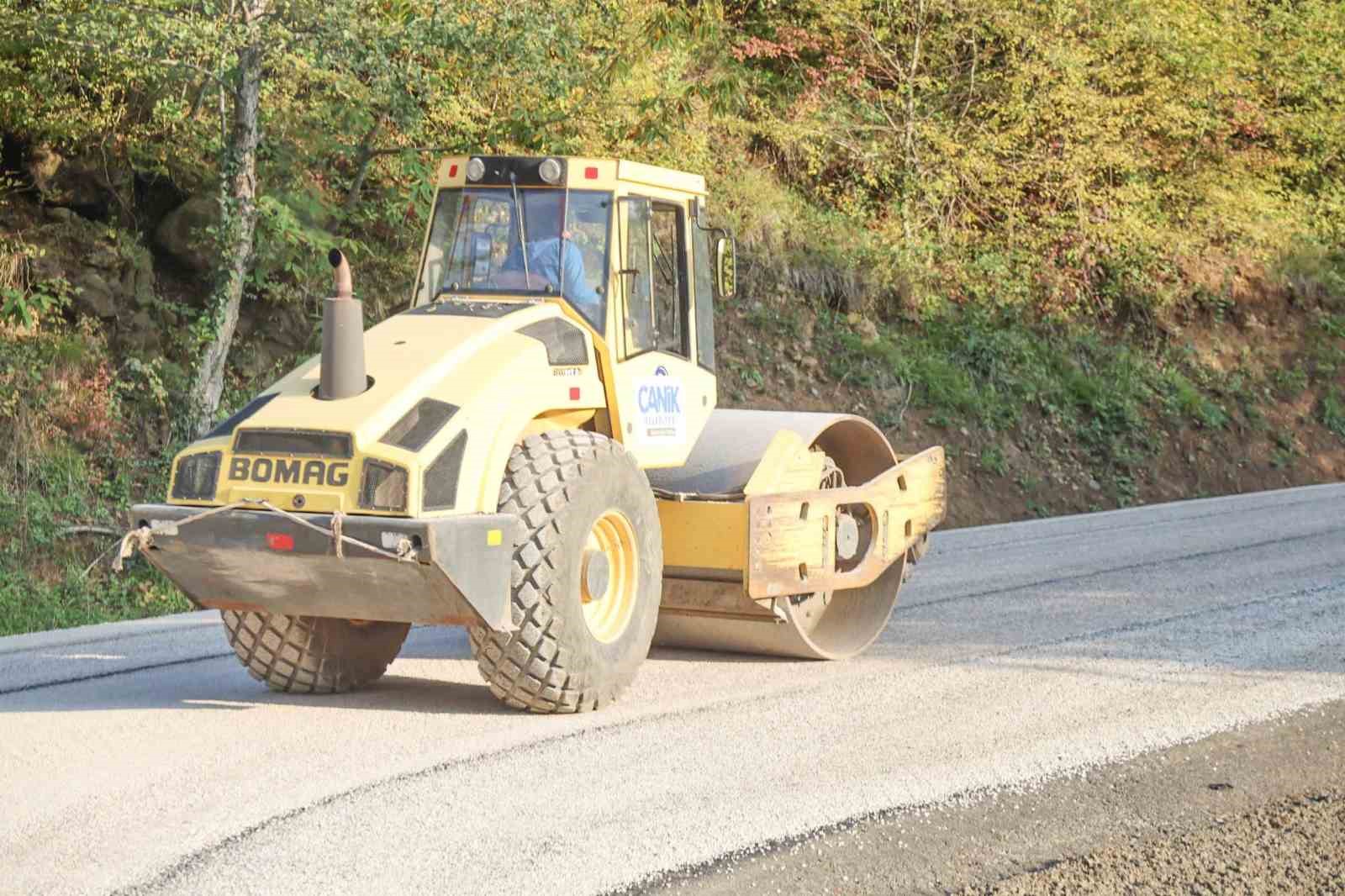 Canik’te 52 mahallede yol çalışması