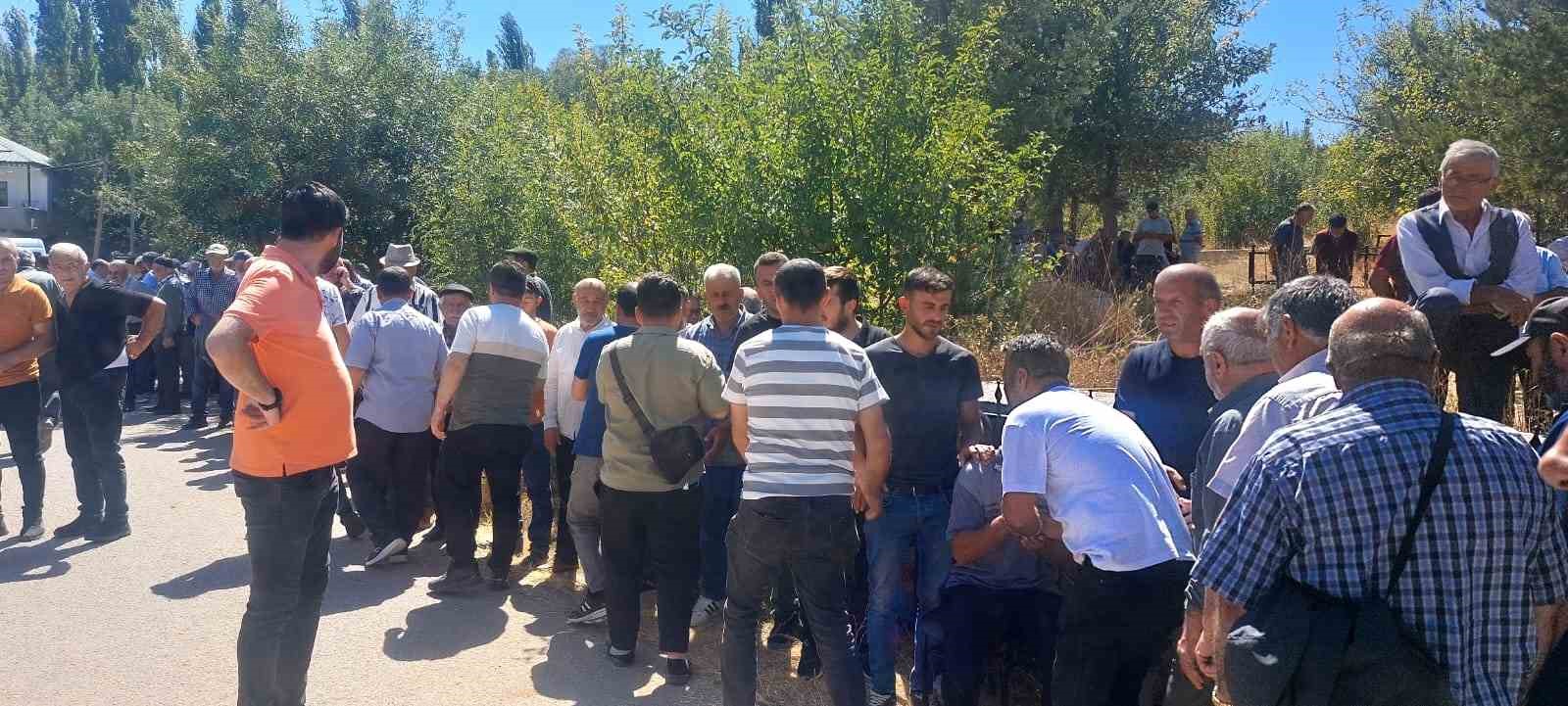 Düğün sonrası evine uğurlanırken yengesinin kurşununa hedef olan damat son yolculuğuna uğurlandı