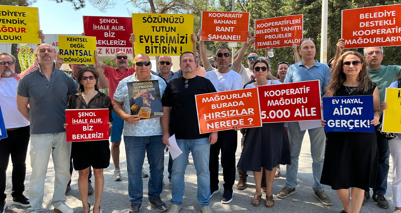 İzmir Büyükşehir Belediyesi’nin kooperatif mağdurlarından kırmızı halılı protesto