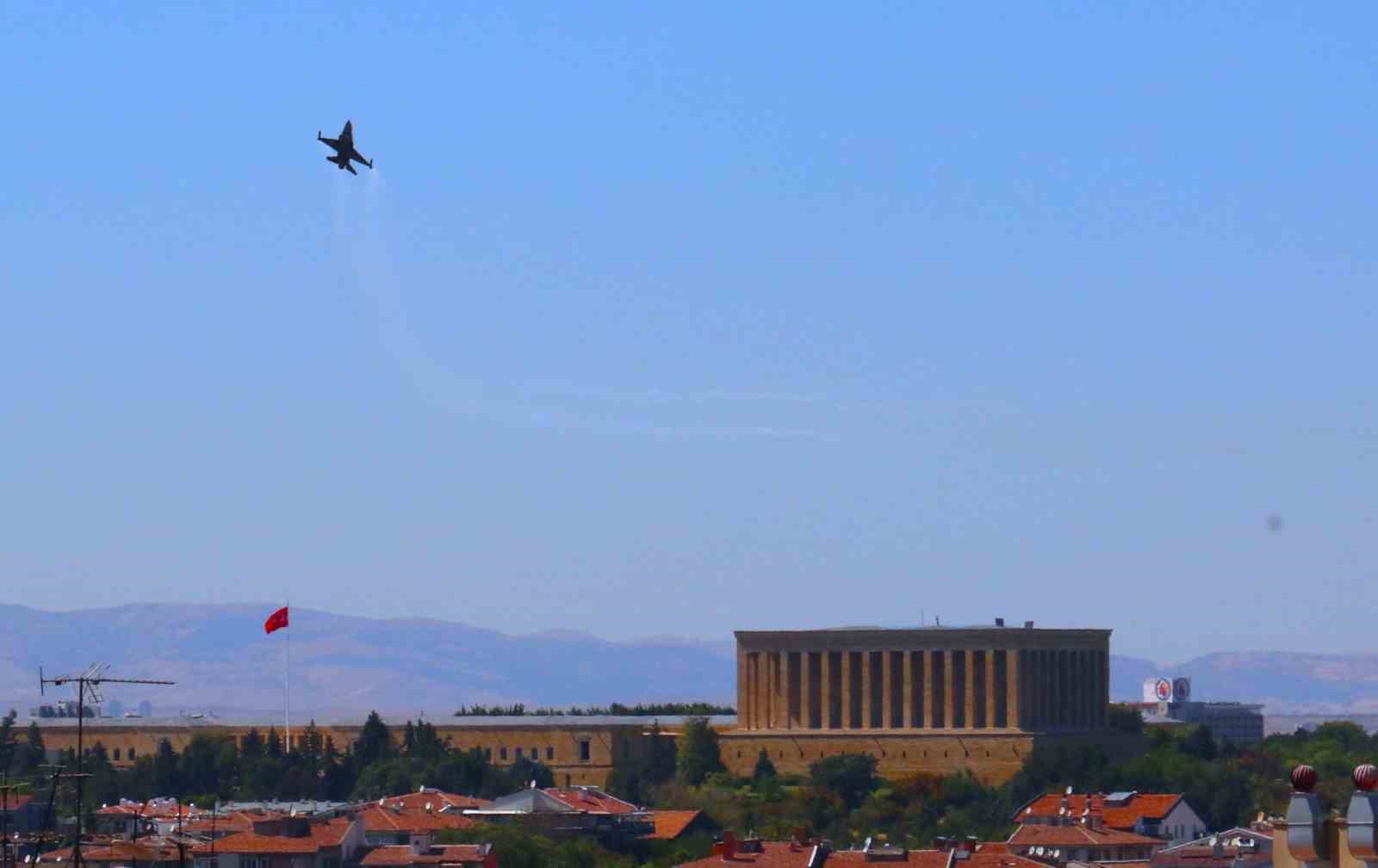 SOLOTÜRK, Anıtkabir semalarında çevre tanıma uçuşunu icra etti