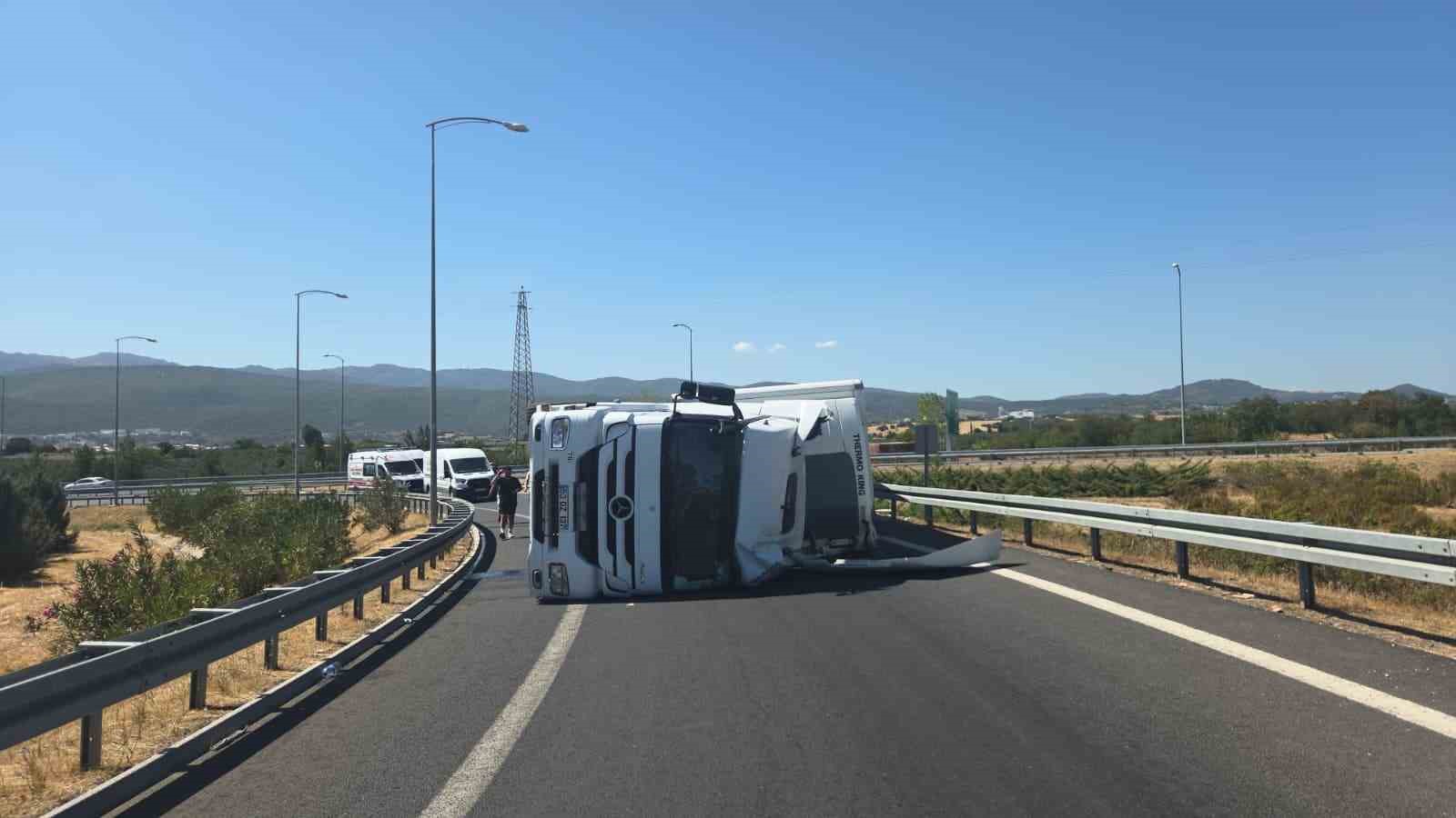 Tır devrildi; otoyol kavşağı kapandı