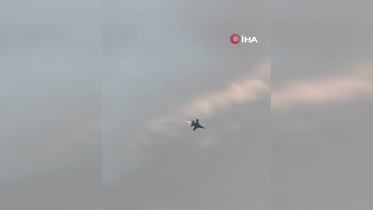 Polonya’da gösteri provası sırasında F16 savaş uçağı yere çakıldı: 1 ölü