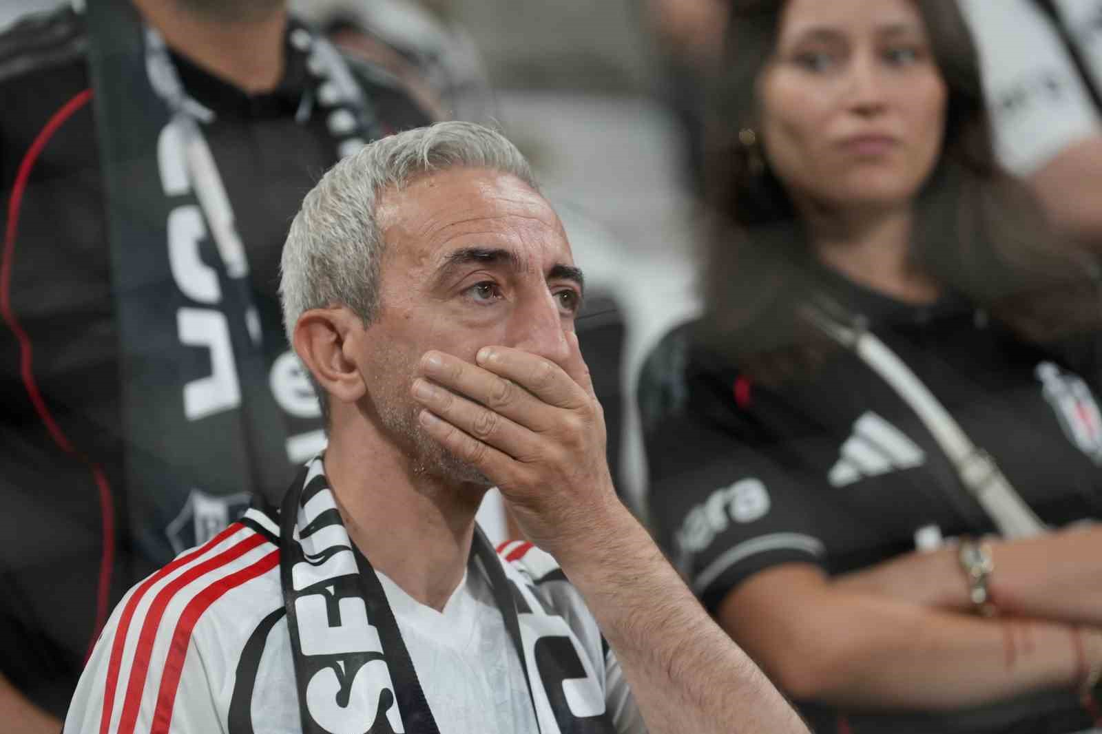 Dolmabahçe’de taraftarlardan protesto