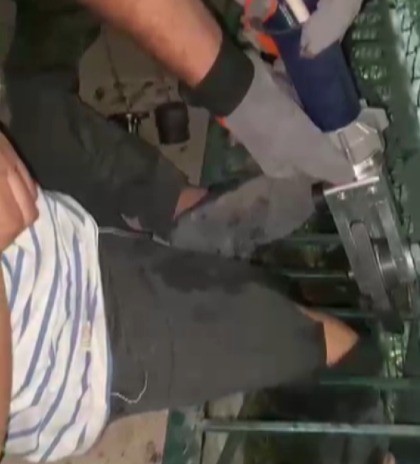 Bacağı mazgala sıkışan çocuğu itfaiye kurtardı