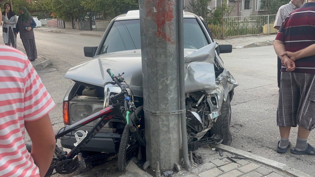 Erzincan’da iki otomobil çarpıştı, yoldan geçen bisikletli çocuk yaralandı