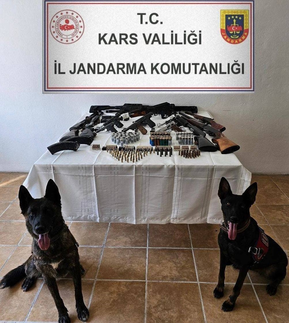 Kağızman’da çok sayıda silah ve mühimmat ele geçirildi