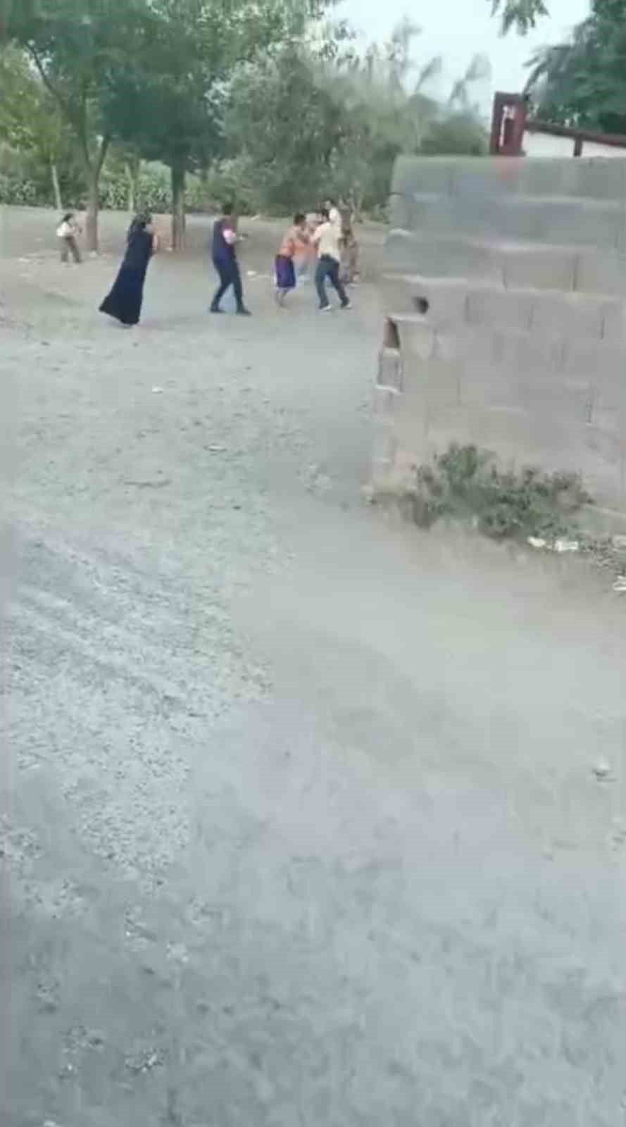 Hapis cezasıyla aranan şahsı yakalayan polislere taşla saldırdılar, o anlar kamerada