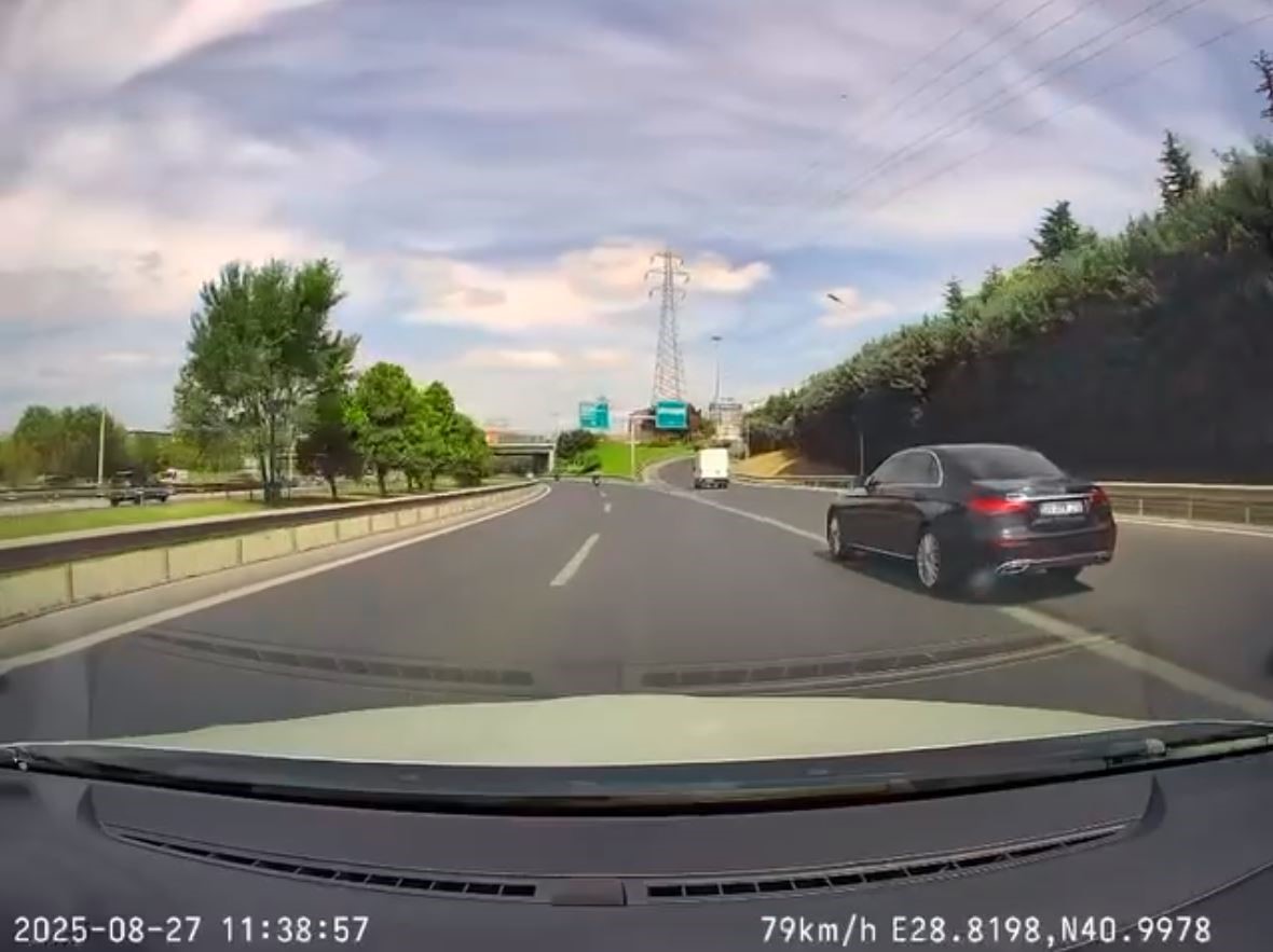 Basın Ekspreste aracıyla diğer sürücünün önüne kıran trafik magandası bununla yetinmeyerek küfür ve hakaretler savurdu