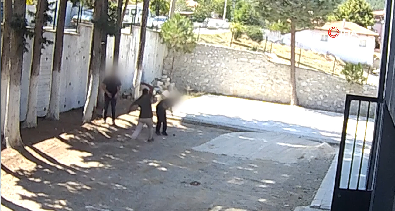 Belediye Başkanı, taş döşemek istemeyen zabıtaları sopayla dövdü