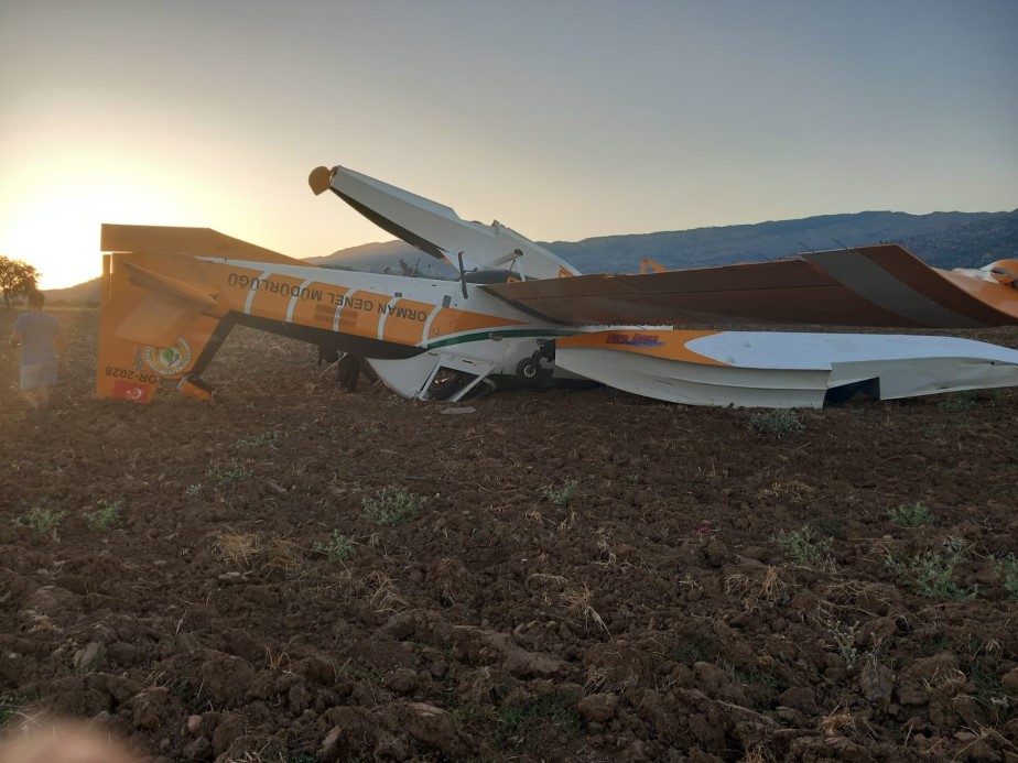 Muğla’da yangın söndürme uçağı tarlaya acil iniş yaptı