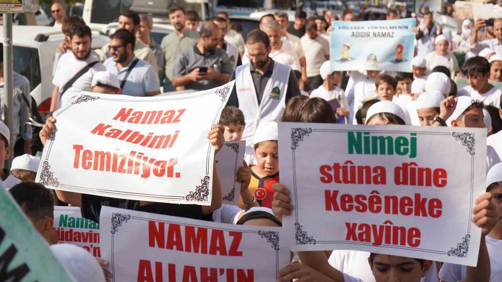 Van’da çocuklardan namaz temalı yürüyüş