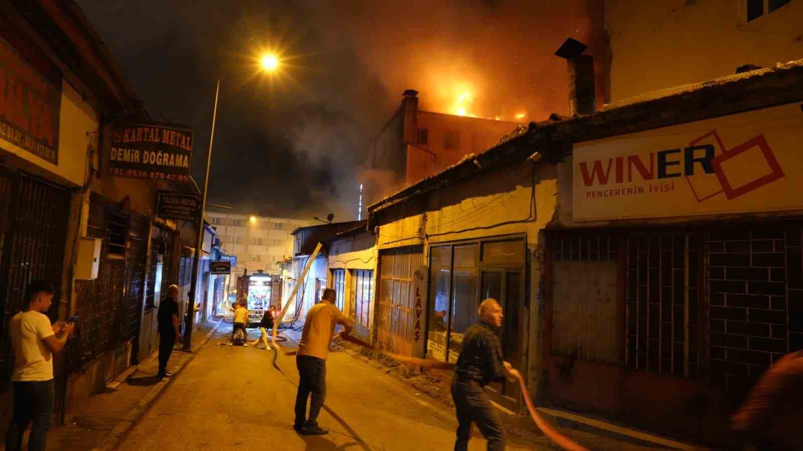 Erzurum’da korkutan yangın: Çok sayıda iş yeri ve bina alevlere teslim oldu