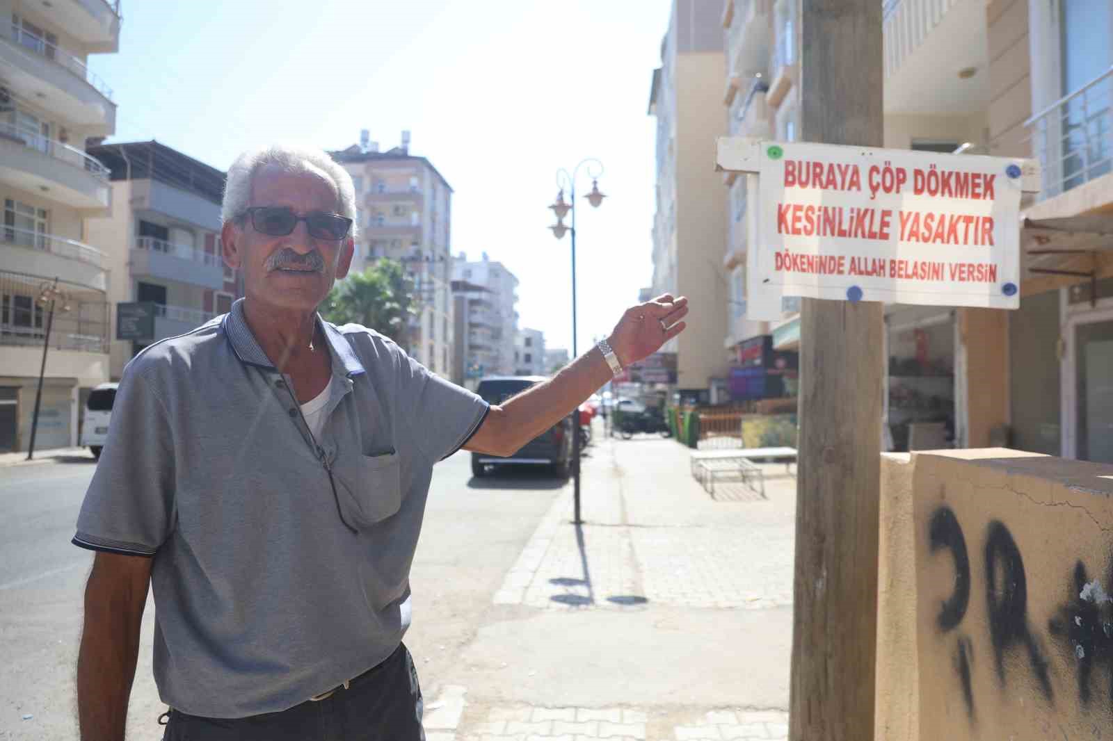 Çöp sorununa ‘Buraya çöp dökmek kesinlikle yasaktır, dökenin Allah belasını versin’ sözlerinin olduğu tabelayı asarak son verdi